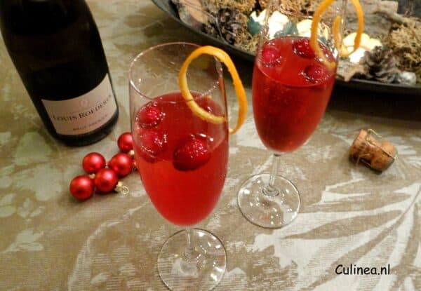 Kerstcocktail van cranberry's en champagne