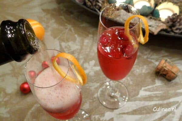 Kerstcocktail van cranberry's en champagne