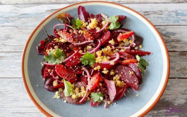 Rode salade met bietjes, bloedsinaasappel en linzen
