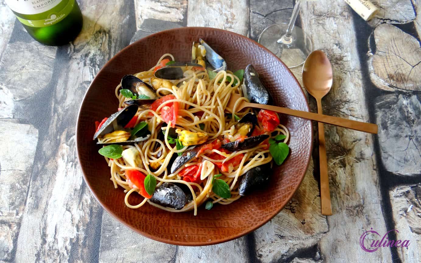 Spaghetti met mosselen en romige tomatensaus