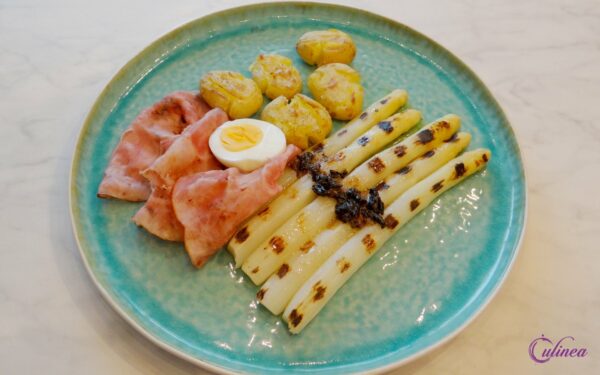 Gegrilde asperges met zwarte knoflookboter