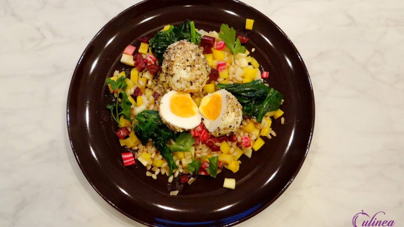 Deze lauwwarme tarwesalade met dukkah ei is een verleidelijke mengeling van smaakvolle geroosterde groenten en zachte tarwekorrels.