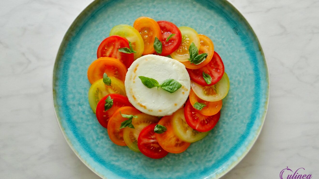 Salade gegrilde geitenkaas met tomaten