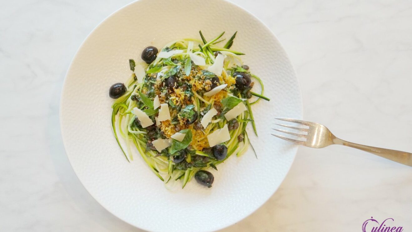 Courgetti met olijven en basilicum