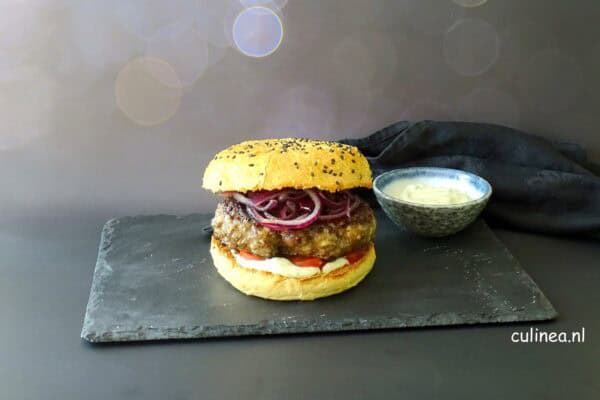 Hamburger met dragonmayonaise
