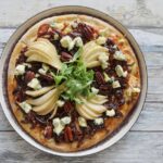 Pizza met balsamico uien, peer en Stilton