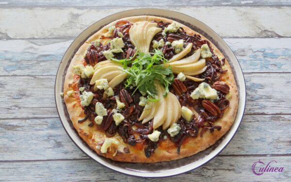 Pizza met balsamico uien, peer en Stilton