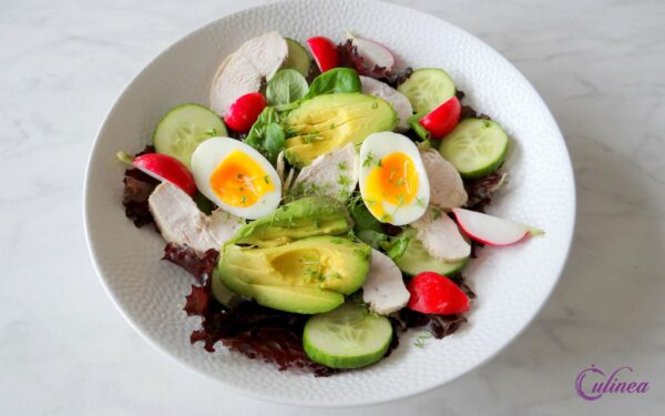 Salade met kip, avocado en ei