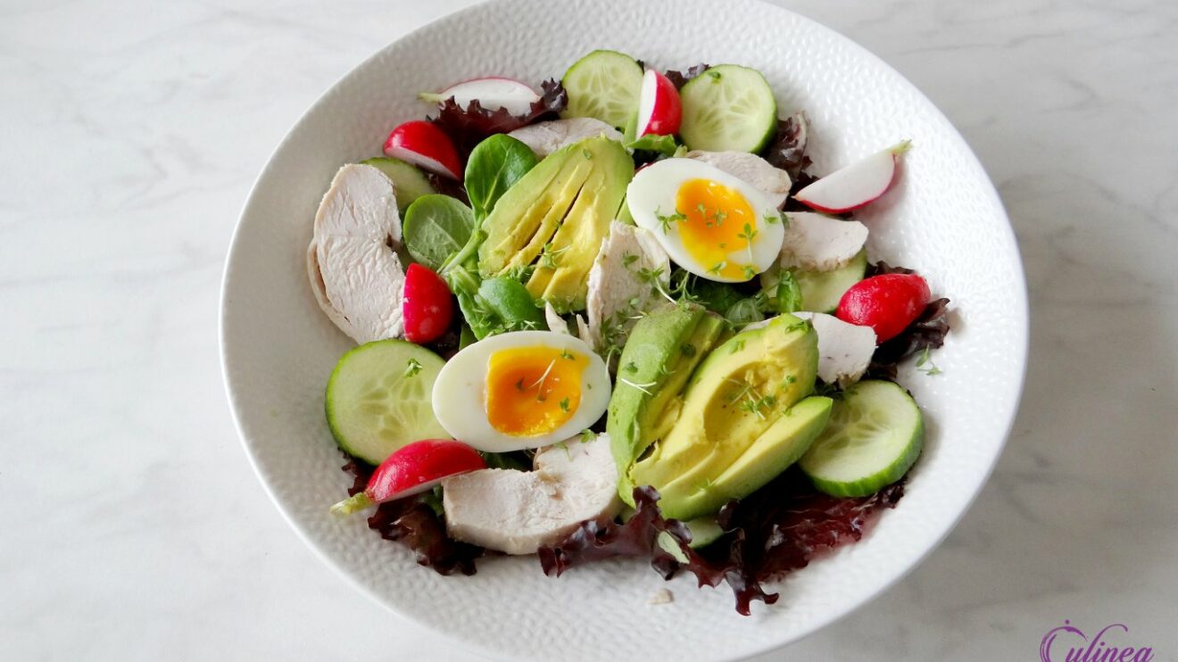 Salade met kip, avocado en ei