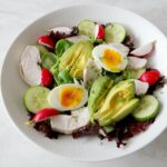 Salade met kip, avocado en ei