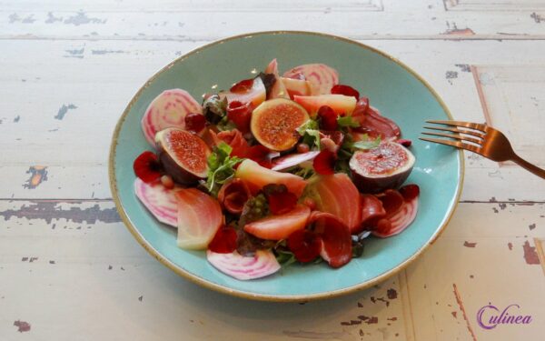 Salade met gerookte eendenborst, chioggia en vijgen