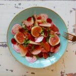 Salade met gerookte eendenborst, chioggia en vijgen