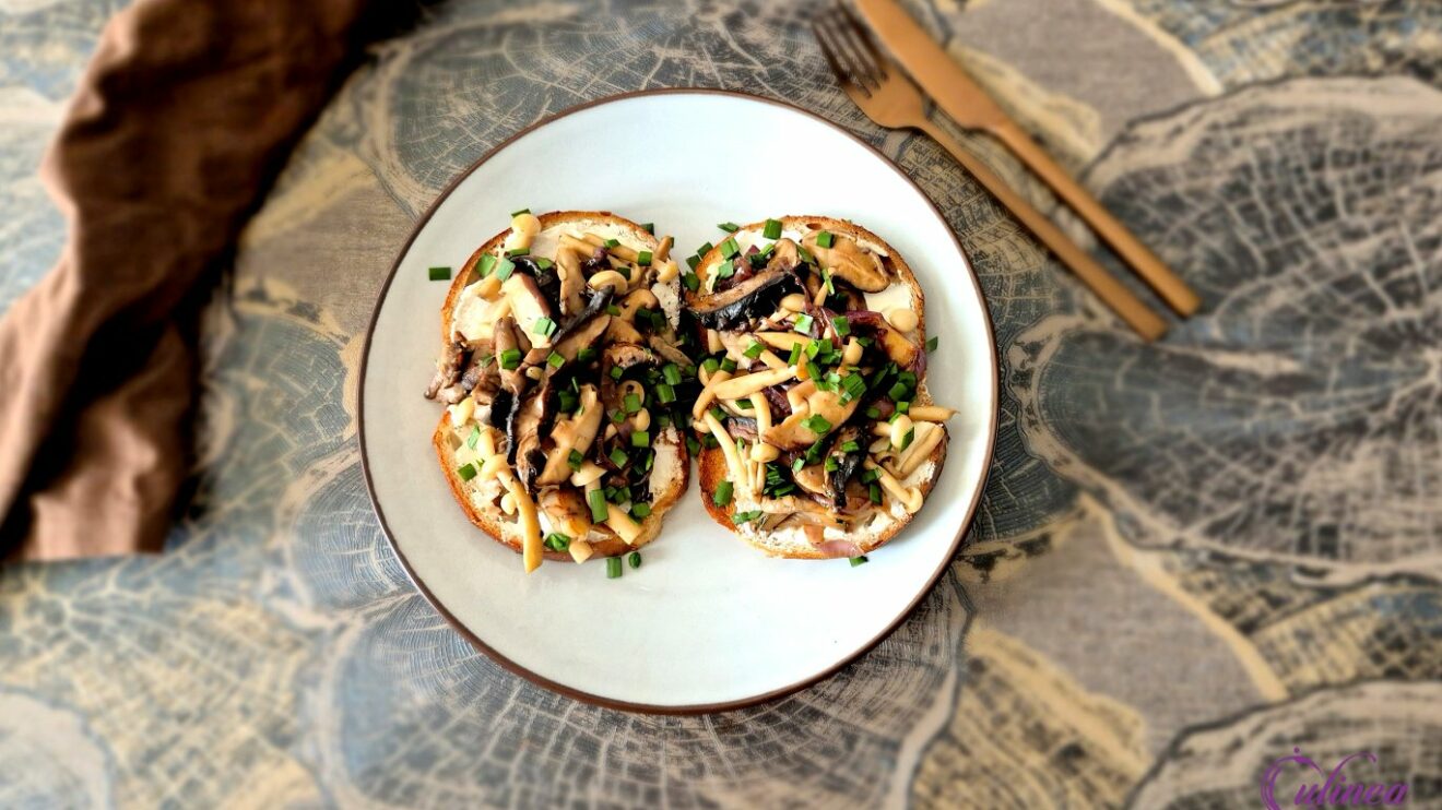 Toast met gebakken paddenstoelen