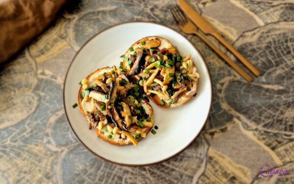 Toast met gebakken paddenstoelen