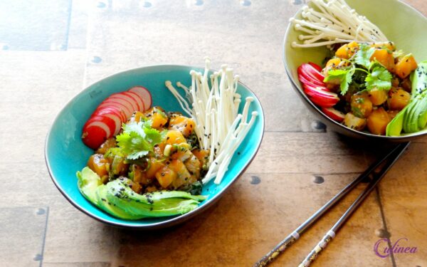 Poké bowl met zalm, enoki en avocado