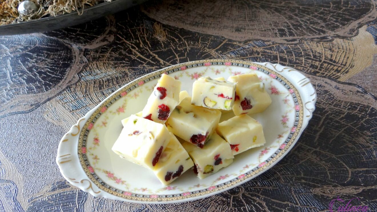 Witte chocolade fudge met pistache en cranberries