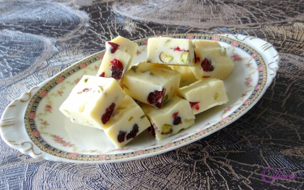 Witte chocolade fudge met pistache en cranberries