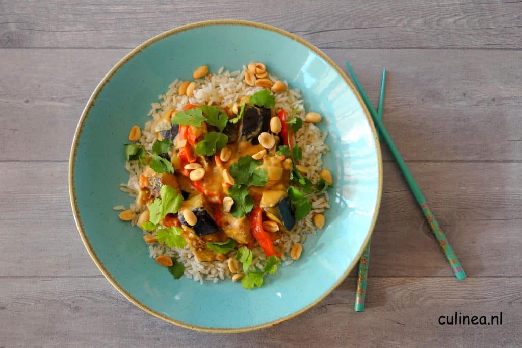 Aubergine curry met zilvervliesrijst