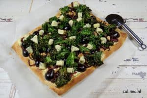 Pizza met rode ui, boerenkool, druiven en blauwe kaas