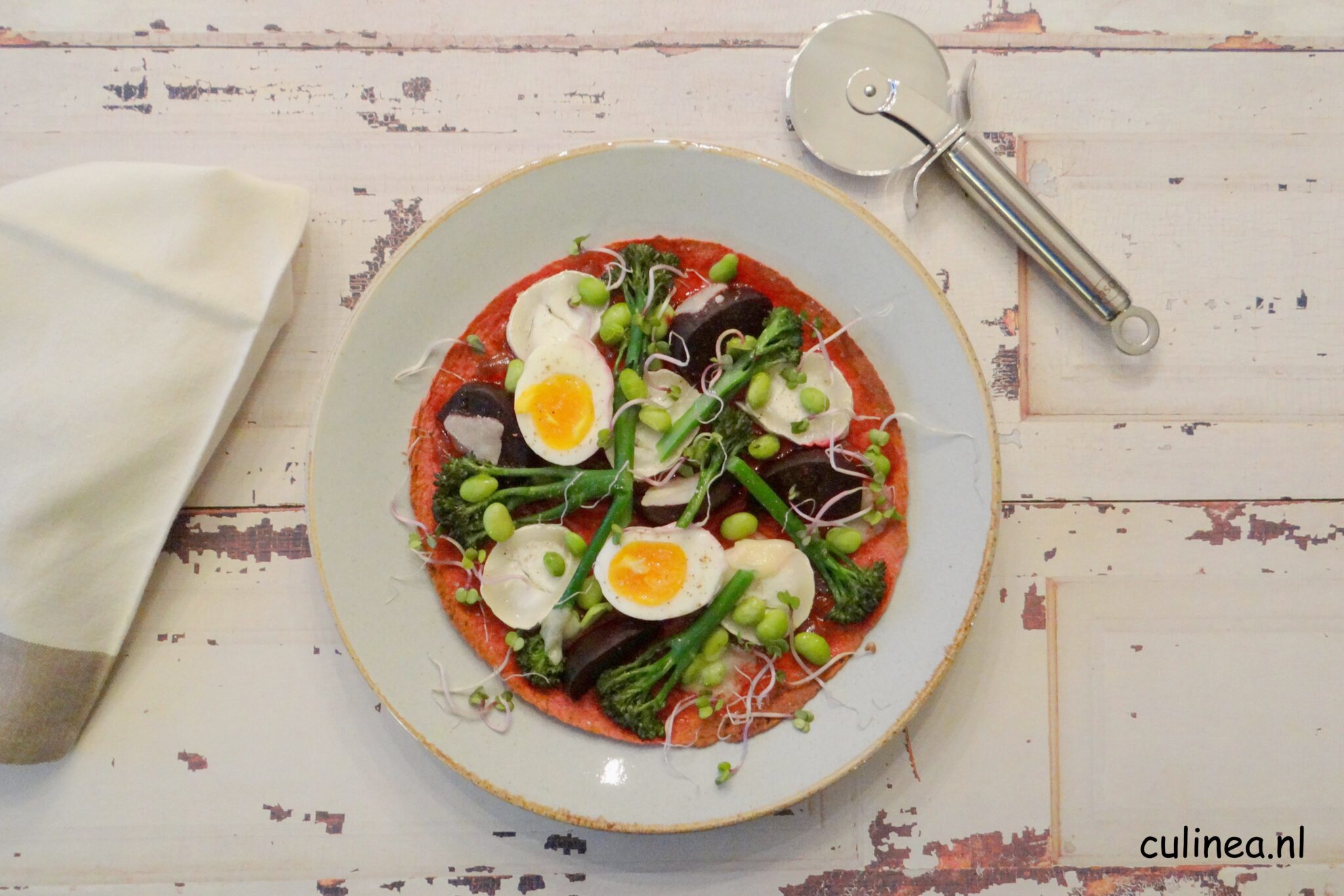 Rode Pizza met Bimi, Sojabonen en Geitenkaas