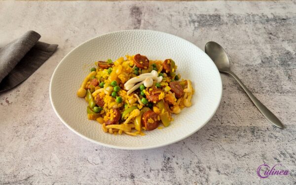 Gele rijst met chorizo, prei en paddenstoelen
