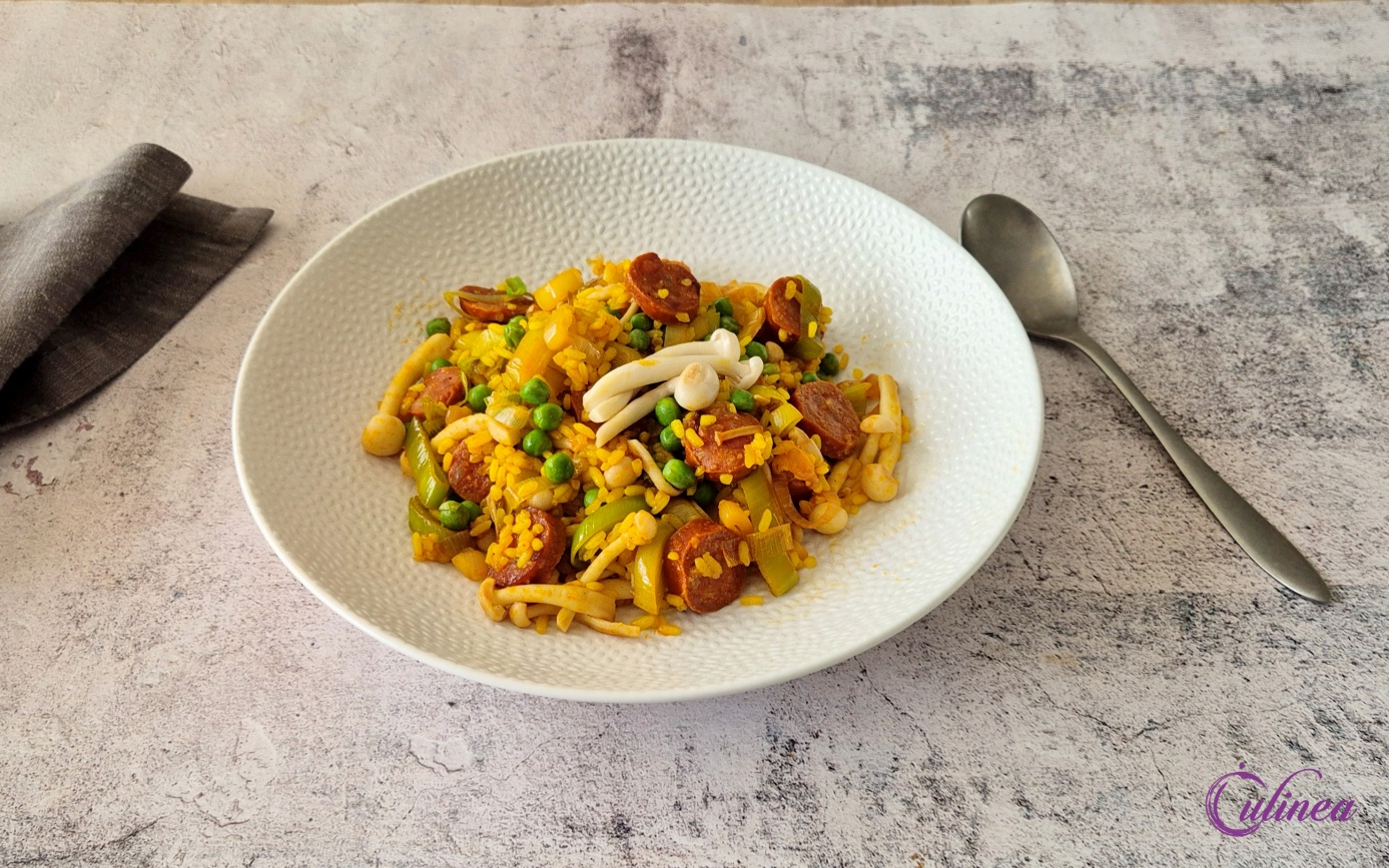 Gele rijst met chorizo, prei en paddenstoelen