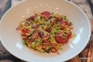 Gele rijst met chorizo, prei en paddenstoelen