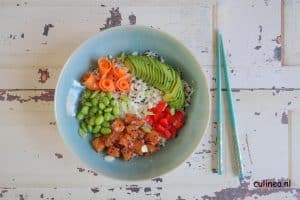 Poke bowl met zalm, bloemkoolrijst en sojabonen