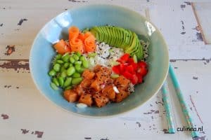 Poke bowl met zalm, bloemkoolrijst en sojabonen
