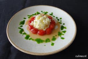 Tomaatjes in honing met yoghurtgranité en basilicumsiroop