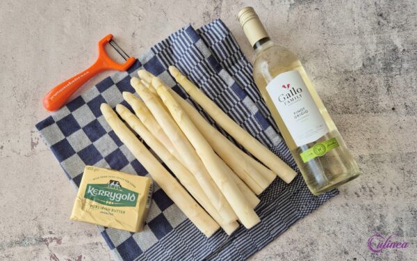 Klassieke asperges met krieltjes, ham en ei