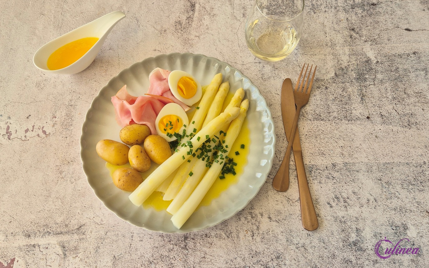 Klassieke asperges met krieltjes, ham en ei