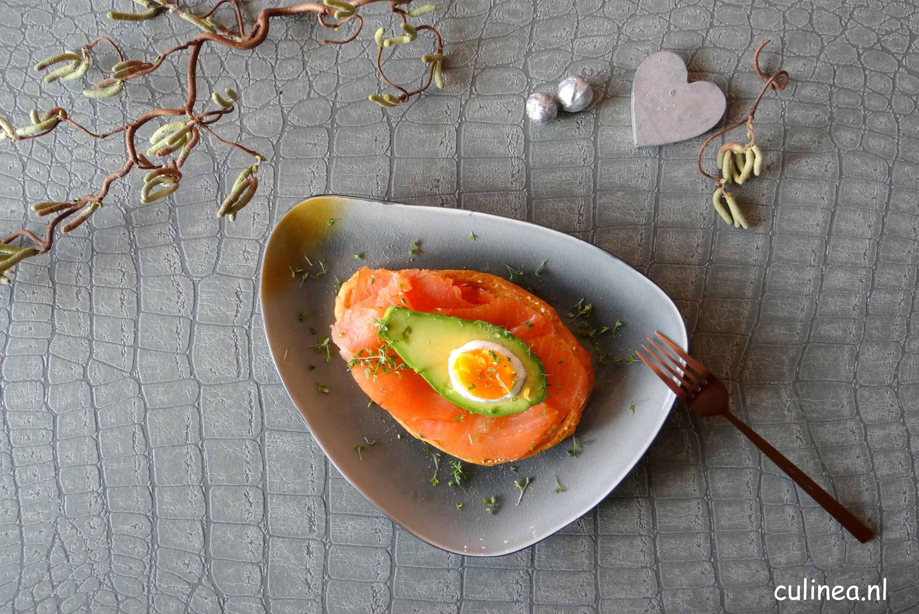Bladerdeeg met gerookte zalm, avocado en ei