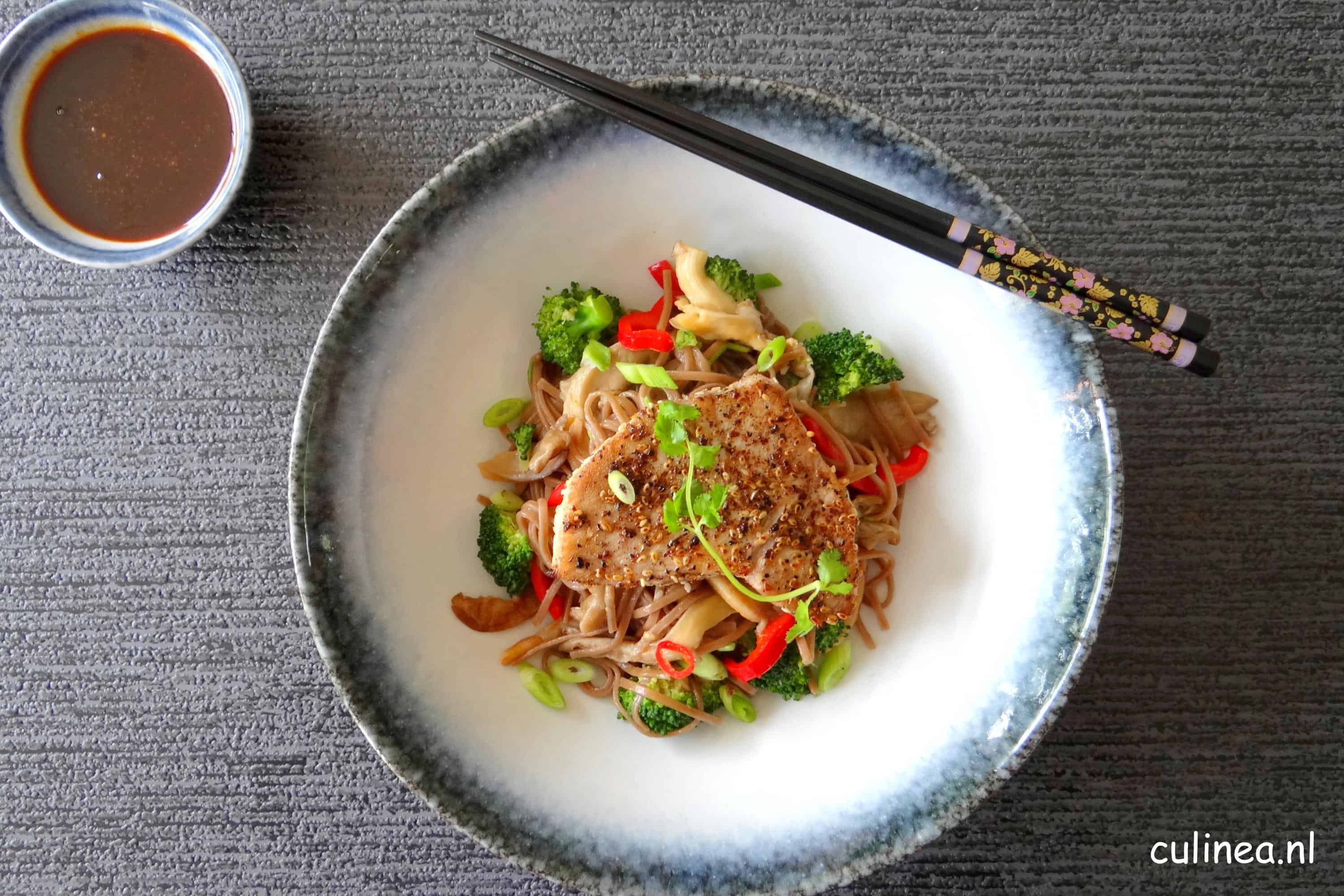 Tonijn met Noedels, roergebakken Groenten en Sojaroomsaus