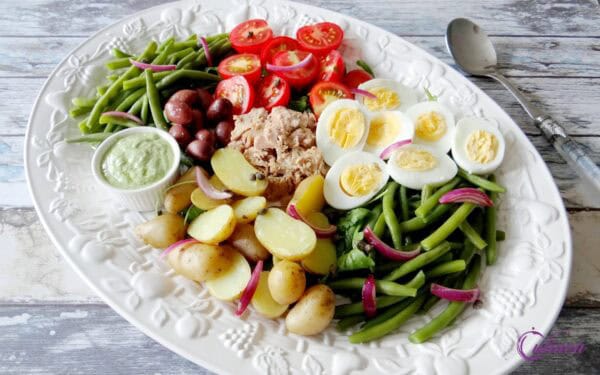 Salade Niçoise met romige basilicumdressing