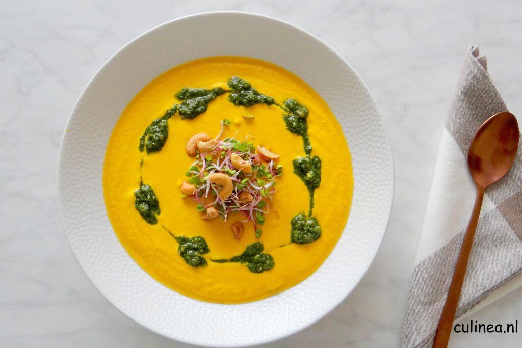 Koude wortelsoep met korianderpesto