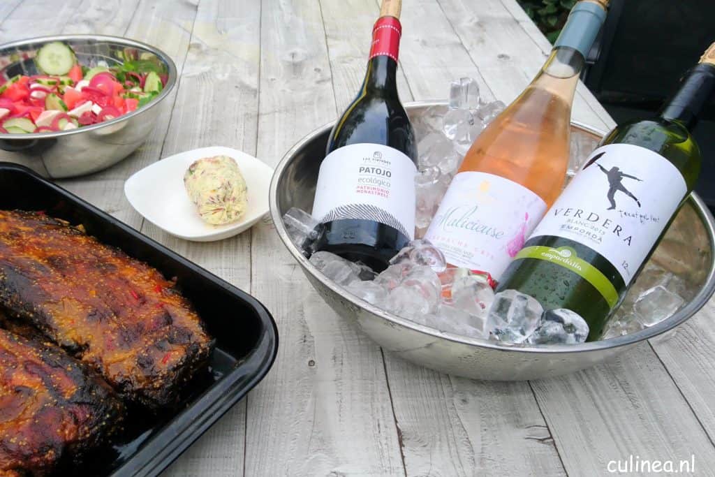 Genieten van de barbecue met wijn