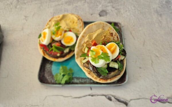 Pitabroodje gevuld met geroosterde aubergine