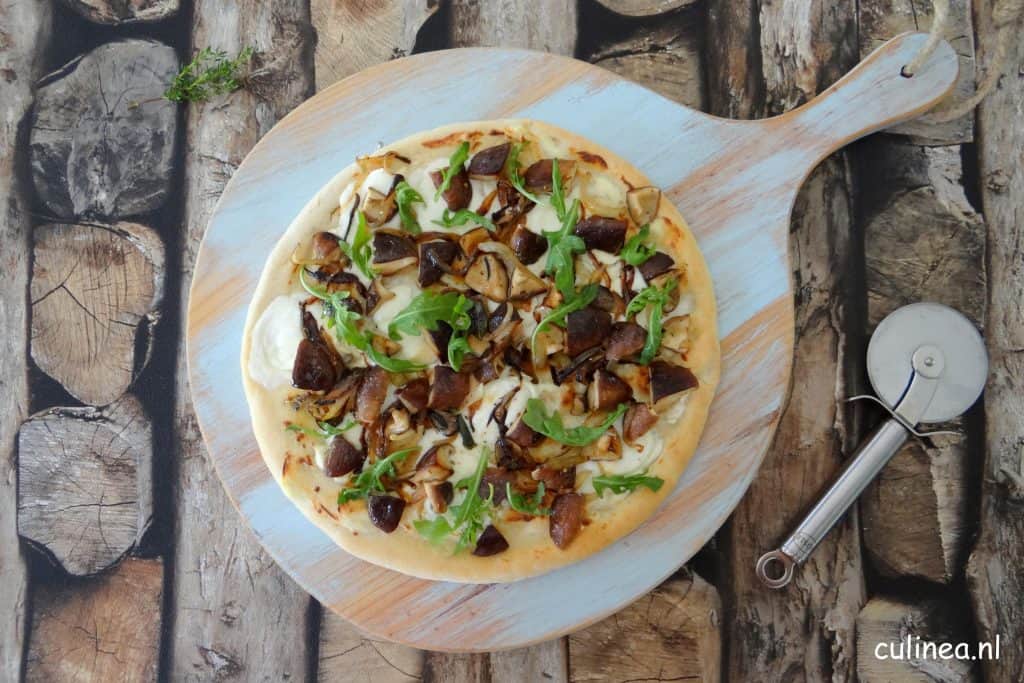 Pizza met mozzarella en shiitake