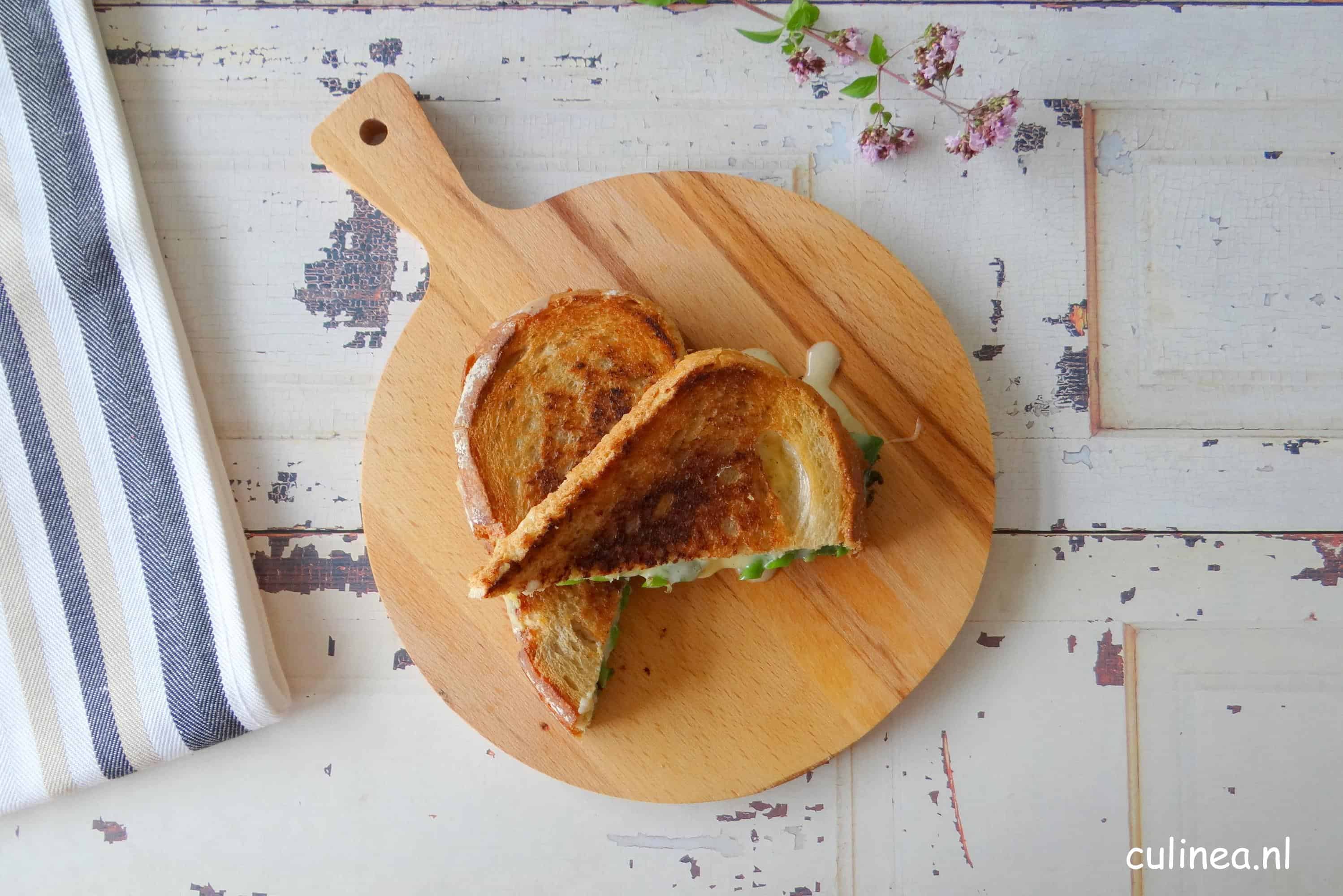 Tosti met groene aspergetips en Taleggio kaas