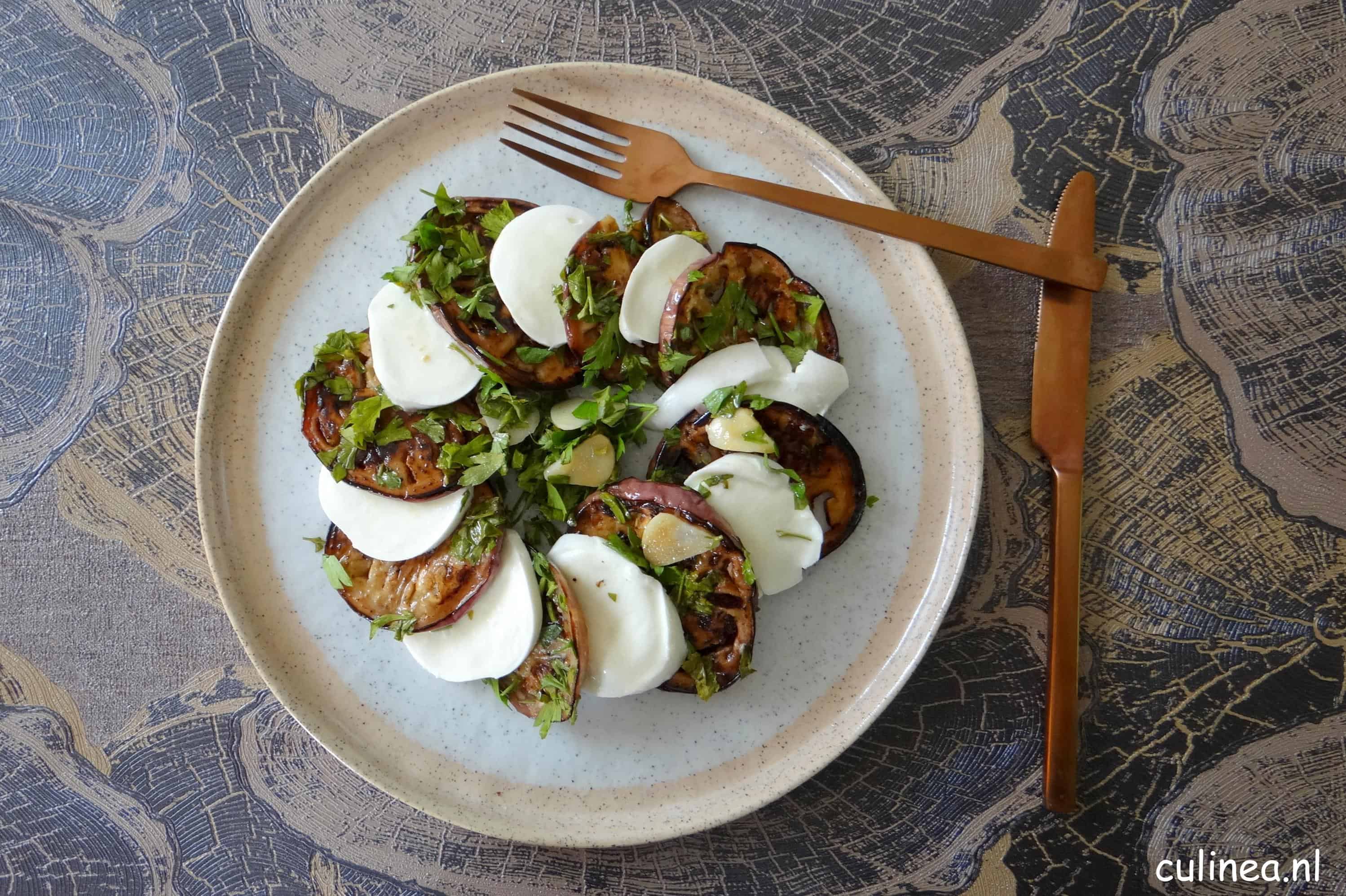 Salade van gegrilde aubergine met sherryazijn en knoflook