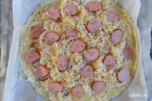 Pizza met zuurkool, rode ui en rookworst