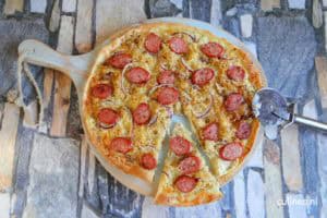 Pizza met zuurkool, rode ui en rookworst