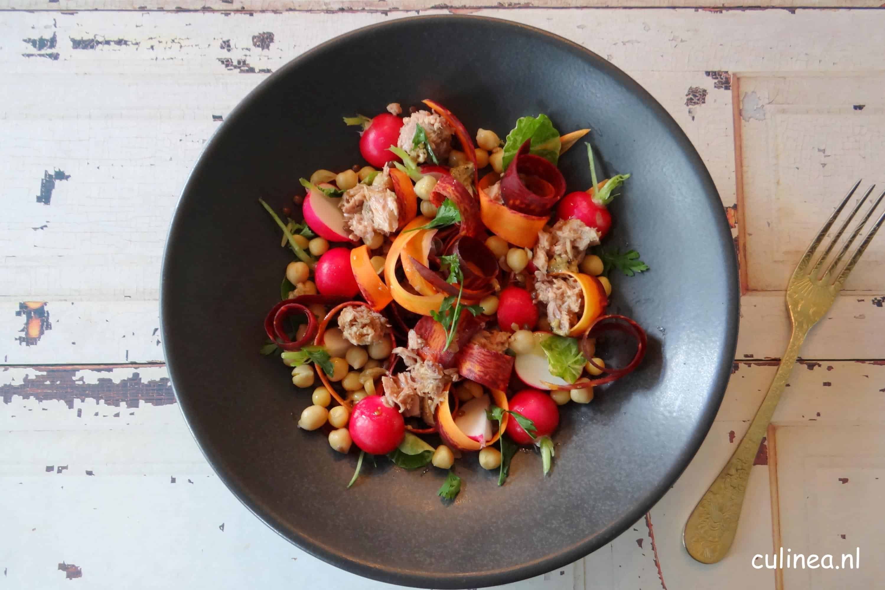 Salade met Mediterrane boontjes mix, wortel en radijsjes