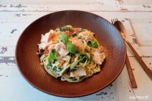 Spaghetti met zalm, spinazie en roomsaus