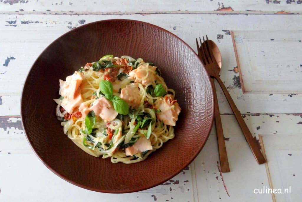 Spaghetti met zalm, spinazie en roomsaus