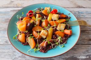 Zwarte rijst met gekleurde bietjes, wortels en halloumi