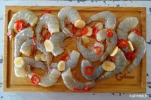 Garnalen uit de oven bereid op een plank