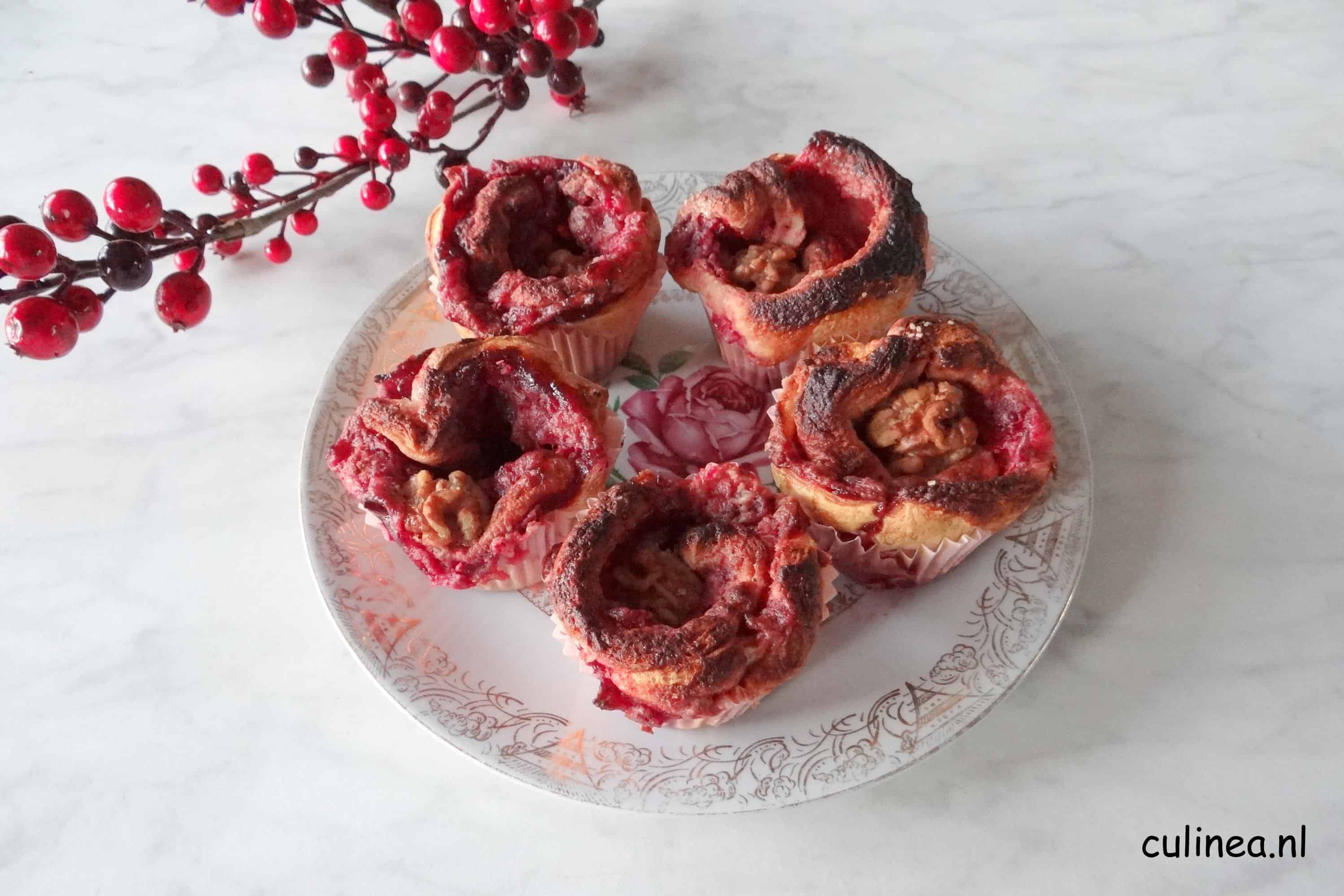 Cranberry sticky buns gemaakt van croissantdeeg