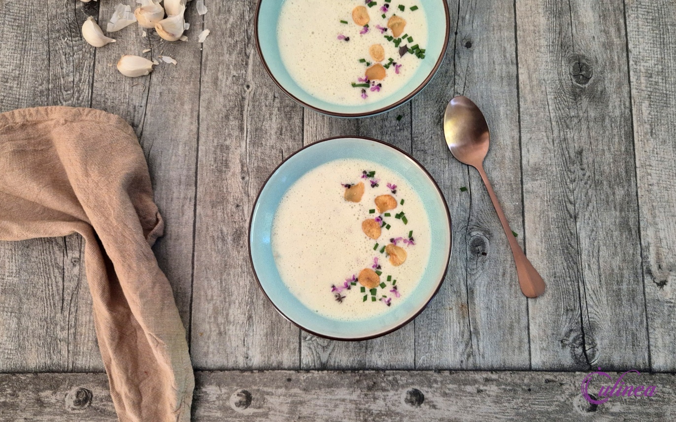 Knoflooksoep van gepofte knoflook